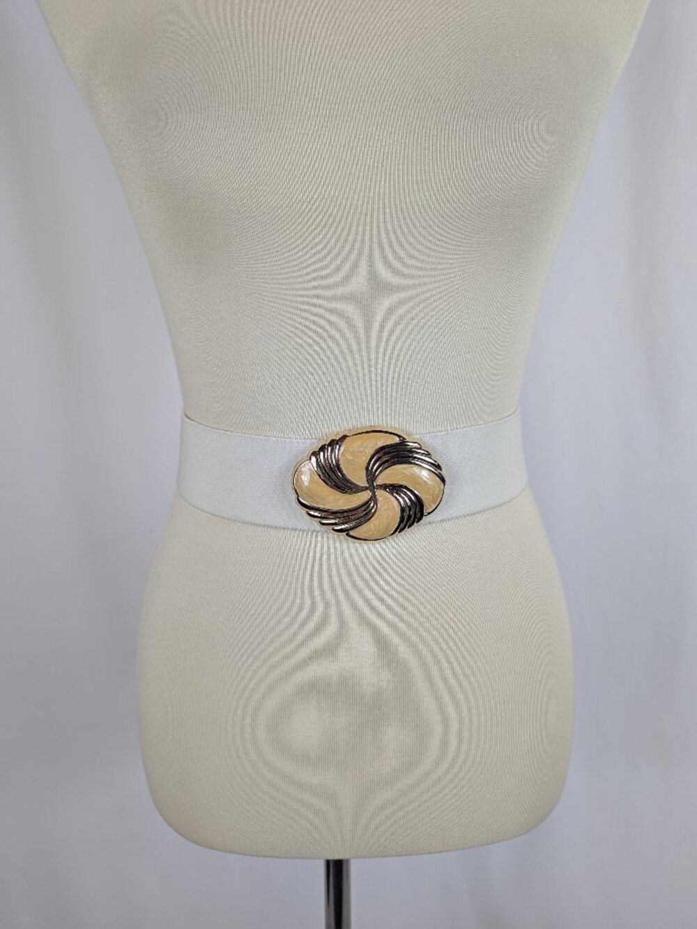 Day-Lor 80s White Elastic Cinch Belt Gold Enamel Swirl Buckle USA Vintage 27"